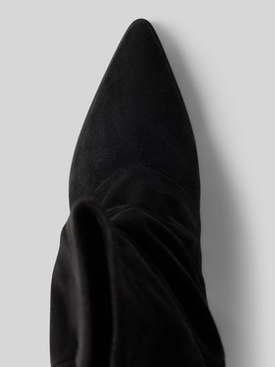 Produktfoto, Stiefel aus echtem Leder von Copenhagen, schwarz, spitze Passform, glatte Sohle, sichtbare Raffungen, Detailaufnahme