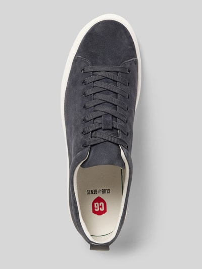 Produktfoto, Sneaker aus echtem Leder in Velours-Optik Modell 'Uwin' von CG - Club of Gents, dunkelblau, abgerundete Form, weiße Sohle, Schnürverschluss, sichtbare Oberflächentextur, Größenangaben: Absatzhöhe 3 cm, Schafthöhe 8 cm, Schaftweite 10 cm