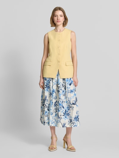 Frauenmodel trägt Glockenrock mit elastischem Bund von ROBE LÉGÈRE, Damen Midirock aus Baumwoll-Mix mit Stretch-Anteil, A-Linie, florales Muster in Blau und Weiß, fließende Textur, Ganzkörperansicht von vorne.