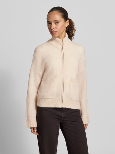 Frauenmodel trägt Regular Fit Strickjacke aus Woll-Mix Modell 'SIA' von Selected Femme in hellem Beige, Struktur glatt, Vorderansicht Oberkörper. Damen Strickjacke von Selected Femme.