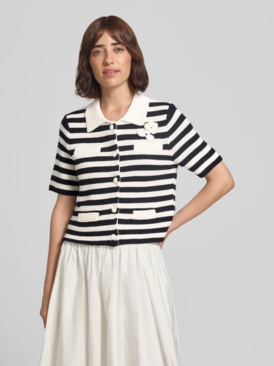 Frauenmodel trägt Strickjacke mit floraler Applikation und 1/2-Arm von Oui in Schwarz-Weiß, reine Baumwolle, Regular Fit, Allover-Look, Nahaufnahme Oberkörper.