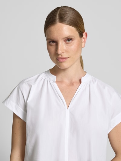 Frauenmodel trägt Blusenshirt mit Tunikakragen Modell 'Firu' von OPUS, Reine Baumwolle, Straight Fit, Weiß, Nahaufnahme Oberkörper.