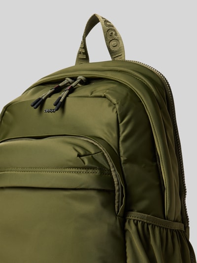 Produktfoto, olivgrüner Rucksack mit Label-Detail Modell 'AYDEN' von HUGO, glatte Oberfläche, kontrastierende Reißverschlüsse, Herren Rucksack von HUGO