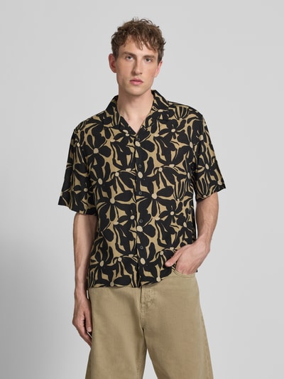 Männermodel draagt Relaxed Fit vrijetijdsoverhemd uit viscose-linnen-mix model 'HARVI' van Only & Sons, meerkleurige look, all-over motief, doorlopende knoopsluiting, overhemdkraag, korte mouw, materiaalverwerking: gevlamd garen, mix van viscose en linnen, Ganzkörperansicht van voren.