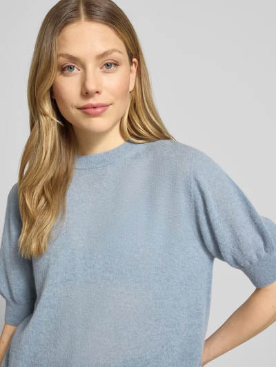 Vrouwenmodel draagt lichtblauwe gebreide pullover van alpacamix met wol, regular fit, ronde hals, 1/2-mouwen, model 'SANIDY' van Drykorn, ruglengte maat S 53 cm, mouwlengte 29 cm, Nahaufnahme Oberkörper.