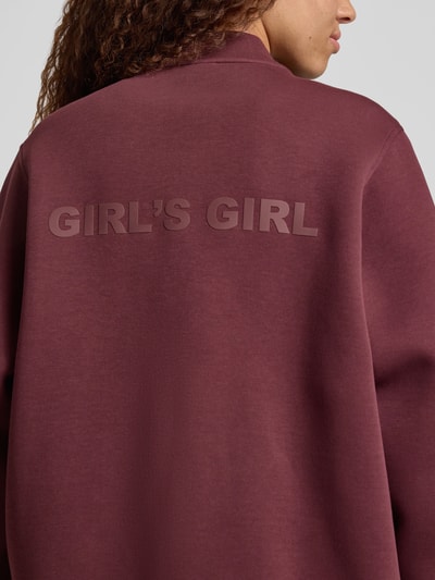 Frauenmodel trägt Bomberjacke mit seitlichen Eingrifftaschen Modell 'Niva' von OH APRIL in Bordeaux, Baumwoll-Mix, Loose-Fit, Rückenansicht.