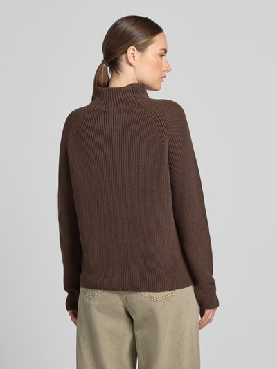 Vrouwenmodel draagt Regular fit pullover uit puur katoen van Marc O'Polo in bruin, grof gebreid, Dames pullover, volledige rugaanzicht.