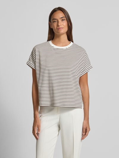 Vrouwenmodel draagt T-shirt met ronde hals model 'Sotel' van OPUS, katoen-elastaanmix, relaxed fit, witte en zwarte strepen, borstlengte, vooraanzicht.