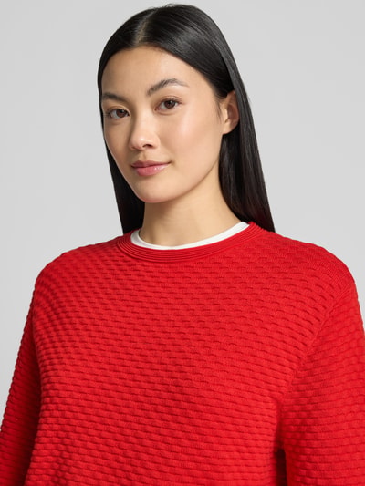 Vrouwenmodel draagt Regular Fit Pullover aus reiner Baumwolle van Tom Tailor in felrood met gestructureerd breisel, Nahaufnahme bovenlichaam. Dames Pullover van Tom Tailor