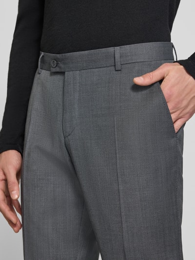 Mannenmodel draagt Straight Fit broek uit scheerwolmix van bugatti in grijs met bandplooien, steek- en achterzak, detailopname. Heren broek, elastische scheerwolmix, straight fit, bandplooien, achterzakken, knoop- en ritssluiting, bandwijdte maat 50: 44 cm, binnenbeenlengte maat 50: 82 cm.