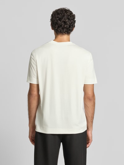 Männermodel trägt T-Shirt aus Modal-Mix mit V-Ausschnitt von Emporio Armani, Regular Fit, in Weiß, Ganzkörperansicht Rückansicht.