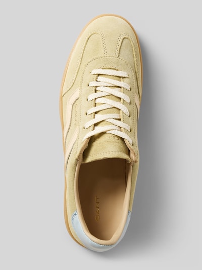 Produktfoto, Sneaker aus echtem Leder Modell 'Cuzima' von Gant in Beige mit Logo-Design, profilierter Sohle, abgerundeter Passform, Absatzhöhe 3 cm, Schafthöhe 8 cm, Schaftweite 7 cm, Textur weich und matt, Farbakzent in Hellblau.