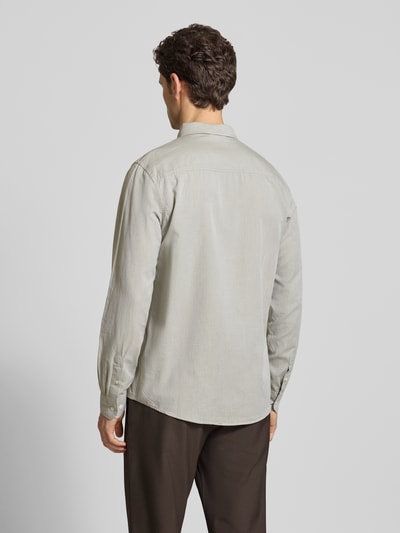 Männermodel trägt Regular Fit Freizeithemd aus reiner Baumwolle Modell 'QUAASA' von Armedangels, hellgrau, einfarbig, Rückansicht Ganzkörperansicht.
