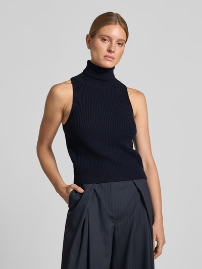 Vrouwenmodel draagt spencer van Style Icon Collection uit puur katoen, getailleerde pasvorm, col en riblook, ruglengte maat 34: 49 cm, Nahaufnahme Oberkörper.