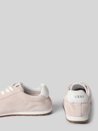 Produktfoto, Sneaker aus Leder mit Label-Details Modell 'TIAH3' von Guess in Beige mit abgerundeter Spitze, Schnürung, Absatzhöhe 2 cm, Schafthöhe 6 cm, Schaftweite 8 cm, glatte Oberfläche und sichtbare Label-Details.