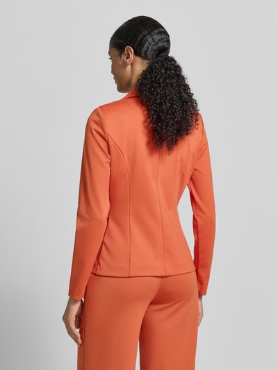 Männermodel trägt Blazer mit Reverskragen Modell 'KATE' von ICHI, pomarańczowy, gładki materiał, Regular Fit, Ganzkörperansicht Rückansicht.
