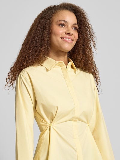 Frauenmodel trägt Regular Fit Bluse mit verdeckter Knopfleiste von Gina Tricot, reine Baumwolle, Hemdblusenkragen, Nahaufnahme Oberkörper.