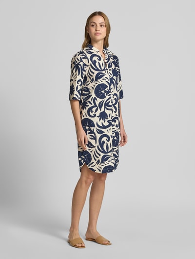 Frauenmodel trägt Knielanges Hängerkleid mit Tunikakragen von Oui aus Baumwoll-Mix mit Stretch-Anteil, Gerader-Schnitt, 3/4-Arm, gemustert in Beige und Dunkelblau, Knielänge, Ganzkörperansicht von vorne.