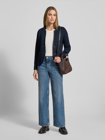 Frauenmodel trägt Blazer mit Knopfleiste von TOM TAILOR aus Baumwoll-Mix, taillierter Schnitt, unifarben, aufgesetzte Taschen, Ganzkörperansicht von vorne.