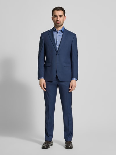 Männermodel trägt Super Slim Fit Business-Hemd mit Kentkragen und Strukturmuster von OLYMP No. Six aus Baumwoll-Elasthan-Mix, Ganzkörperansicht von vorne, Rückenlänge 80 cm, Schulterbreite 44 cm, Ärmellänge 66 cm, Business-Look.