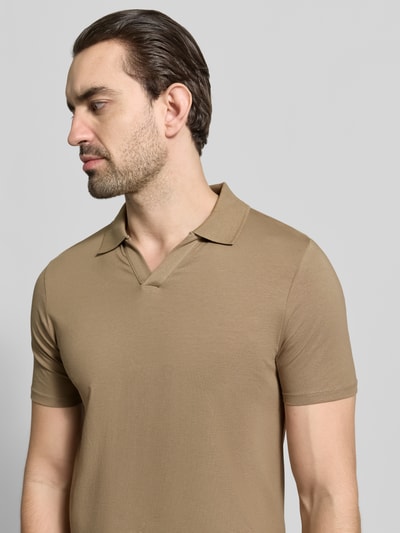 Männermodel trägt Slim Fit Poloshirt mit V-Ausschnitt von Lindbergh in Beige, Baumwoll-Elasthan-Mix, Nahaufnahme Oberkörper.