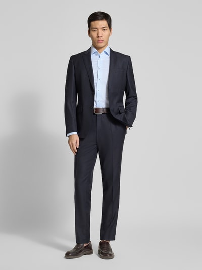 Męski model nosi Slim Fit Business-Hemd mit Kentkragen od ETERNA, jasnoniebieski, bawełna, krój slim fit, sportowe mankiety, długi rękaw, listwa guzikowa, długość tyłu w rozmiarze 40: 80 cm, szerokość ramion: 45 cm, długość rękawów: 66 cm, całkowity widok z przodu.