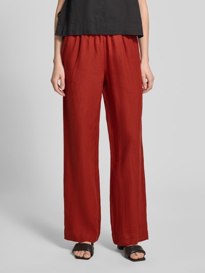 Frauenmodel trägt Straight Fit Leinenhose aus reinem Leinen von Marc O'Polo, Optik: Unifarben, Passform: Loose-Fit, Bundabschluss: Tunnelzug, mit seitlichen Eingrifftaschen und Gesäßtasche, Material: Leinen, Ganzkörperansicht von vorne.