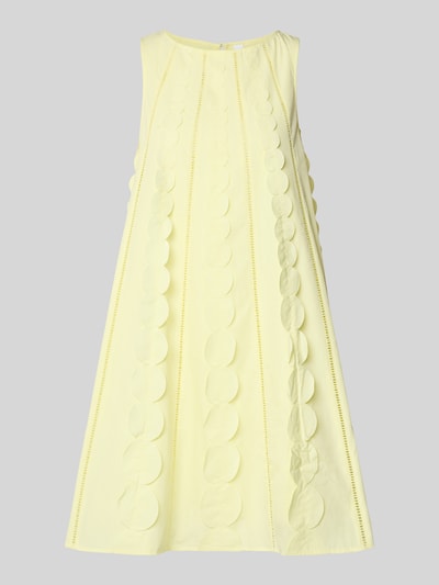 Produktfoto, Minikleid mit rückseitigem Schlüsselloch-Ausschnitt von YAS in Hellgelb, ausgestellter Schnitt, Modell EMMA, Material-Mix mit Baumwoll-Anteil, sichtbare Zierborten, strukturierte Oberflächen.