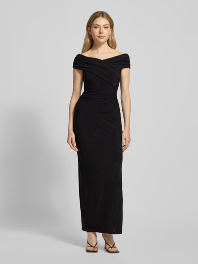 Frauenmodel trägt Abendkleid in Wickel-Optik Modell 'Sandy' von Forever New in Schwarz mit Raffungen, Material-Mix mit Stretch-Anteil, taillierter Schnitt, Off-Shoulder-Look, Nahtreißverschluss, Ganzkörperansicht von vorne.