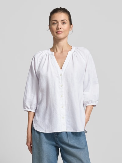 Kobiece model nosi bluzkę koszulową Relaxed Fit Hemdbluse Leinen-Baumwoll-Mix Modell 'ALBERTA' od Selected Femme, mieszanka lnu i bawełny, efekt: jednolity kolor, wzór w paski, dekolt w serek, listwa guzikowa, rękaw o dł. 3/4, raglanowe rękawy, elastyczne wykończenie rękawów, zaokrąglone wykończenie dołu; całkowite ujęcie z przodu.