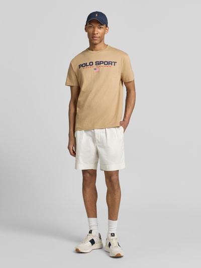 Männermodel trägt Relaxed Fit T-Shirt aus reiner Baumwolle von Polo Ralph Lauren in Optik: Unifarben, Label-Print, Ganzkörperansicht von vorne.