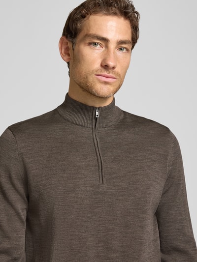Männermodel trägt Regular Fit Sweatshirt aus reiner Schurwolle von MAERZ Muenchen in Braun mit Troyer-Kragen, Nahaufnahme Oberkörper.