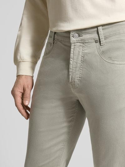 Męski model nosi Hose mit Eingrifftaschen Modell 'Arne Pipe' od MAC, bawełniana mieszanka z domieszką stretchu, krój slim fit, jasnoszary, Szerokość w rozmiarze 32/32: 43 cm, długość nogawki wewnętrznej: 83 cm, zapięcie na guzik i zamek, kieszenie boczne, zbliżenie na górną część ciała