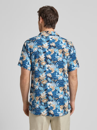 Männermodel trägt Regular Fit Freizeithemd aus reiner Viskose Modell 'BEACH' von BOSS, Optik:Allover-Muster, Ganzkörperansicht Rückansicht.