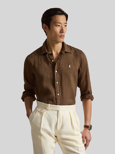 Männermodel trägt Regular Fit Freizeithemd aus reinem Leinen von Polo Ralph Lauren in Braun, uni, Button-Down-Kragen, Ganzkörperansicht von vorne