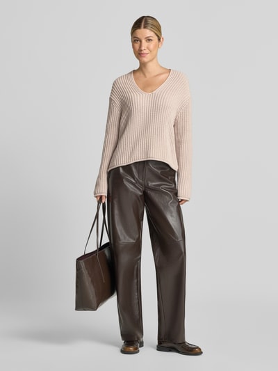 Kobiece model prezentuje Loose Fit Pullover aus Baumwoll-Mix od Marc O'Polo, sweter beżowy, spodnie brązowe, widok całej sylwetki z przodu.