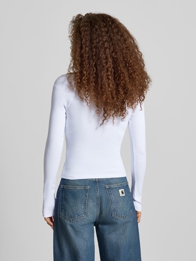 Vrouwenmodel draagt wit shirt met lange mouwen in riblook met kant van Model 'MAYA' van NOISY MAY®, mix van katoen en elastaan, slim fit, ruglengte bij maat S 51 cm, geheellichaamsvooraanzicht rugaanzicht