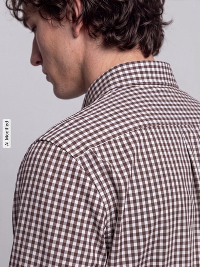 Männermodel trägt Custom Fit Freizeithemd aus reiner Baumwolle von Polo Ralph Lauren, braun-weiß kariert, Nahaufnahme Rückansicht, KI-modifiziertes Bild.