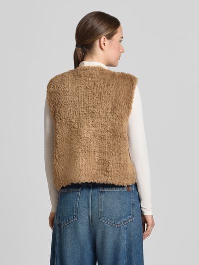 Frauenmodel trägt Regular Fit Weste aus Kunstfell von Oui in Beige, ärmellos, strukturierte Oberfläche, Ganzkörperansicht Rückansicht.