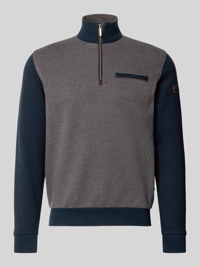 Produktfoto, Sweatshirt mit Label-Details von bugatti, Troyer-Kragen, Brusttasche, dunkelblaue und graue Farben, elastischer Material-Mix mit Baumwoll-Anteil, gerader Schnitt, Rückenlänge 64 cm, Ärmellänge 66 cm