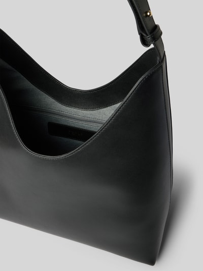 Produktfoto, schwarze Handtasche mit Logo-Detail Modell 'Goccia' von FURLA, Hauptfach, Verstellbarer-Trageriemen, glatte Oberfläche, 25 cm Breite, 31 cm Länge, 15 cm Tiefe, Schulterriemen 42 cm