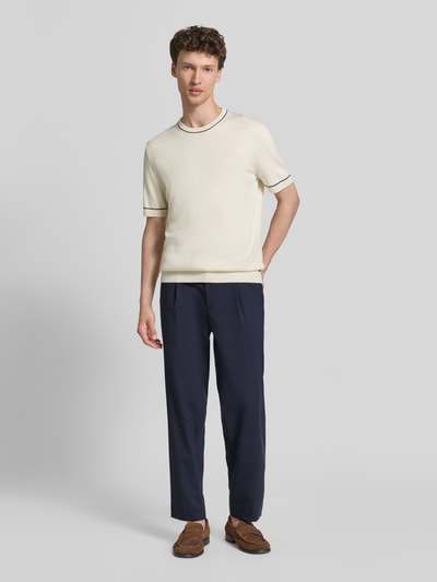 Męski model nosi Loose Fit Hose mit Gesäßtaschen von bugatti, mieszanka wełny i bawełny, krój loose fit, elastyczny pas, kieszenie z tyłu, szerokość w rozmiarze 32/32: 41 cm, długość wewnętrzna nogawki: 72 cm, granatowy kolor, gładka tkanina, całopostaciowy widok z przodu.