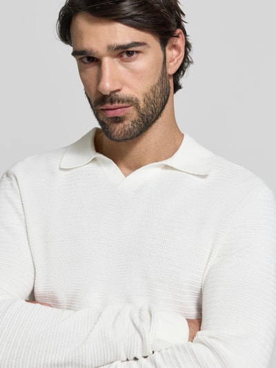 Männermodel trägt Regular Fit Poloshirt in Strick-Optik Modell 'Riley' von Jack & Jones Premium aus reiner Baumwolle, Nahaufnahme Oberkörper.