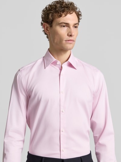 Männermodel trägt Regular Fit Freizeithemd aus Baumwoll-Mix Modell 'H-JOE-K-C1-261' von BOSS in Hellrosa, Nahaufnahme Oberkörper.