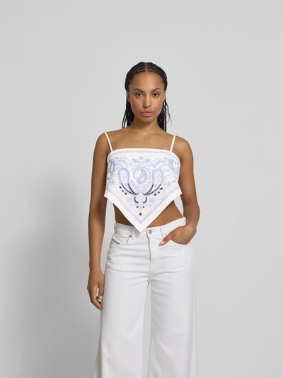 Frauenmodel trägt Crop Bandeau-Top aus Leinen-Baumwoll-Mix von Self-Portrait, weiß mit blauen Paisley-Stickereien, Regular-Fit, Spaghettiträger, rückseitige Schleife, Damen Ganzkörperansicht von vorne.