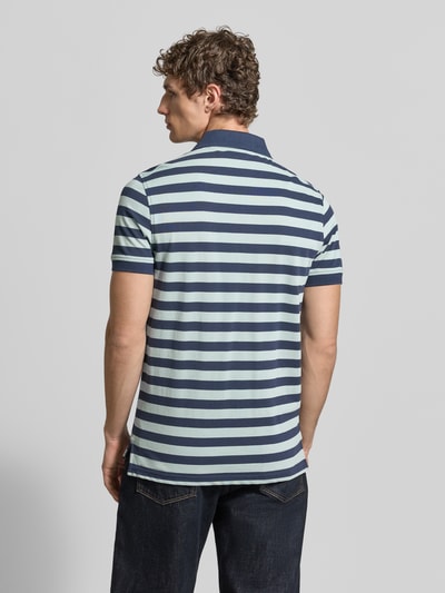 Männermodel trägt Modern Fit Poloshirt mit Logo-Stitching von Christian Berg Men aus Reine Baumwolle, gestreift, Rückenlänge 73 cm, Ganzkörperansicht Rückansicht.