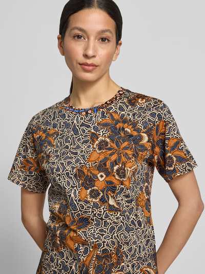 Frauenmodel trägt Damen T-Shirt von Weekend Max Mara, Modell 'BUSSOLA', Optik:Allover-Muster, Regular-Fit, Rundhals, Kurzarm, feine Webstruktur, Reine Baumwolle, Nahaufnahme Oberkörper