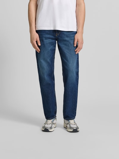Männermodel trägt Straight Fit Jeans aus reiner Baumwolle von Diesel in dunklem Blau mit Label-Patch und 5-Pocket-Design, Ganzkörperansicht von vorne.