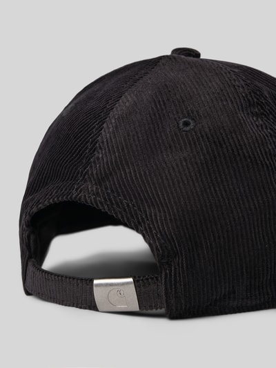 Produktfoto, Basecap mit Label-Stitching von Carhartt Work In Progress aus reiner Baumwolle, verstärkter Schirm, eingestickte Luftlöcher, verstellbarer Verschluss, schwarze Cord-Optik, strukturierte Oberfläche