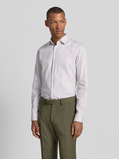 Männermodel trägt Slim Fit Business-Hemd mit Kentkragen von Jake*s aus Reine Baumwolle, Knopfleiste, Sportmanschetten, Ganzkörperansicht von vorne.